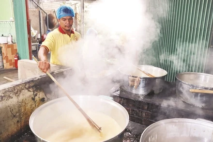 Công nhân người Khmer nấu đường thốt nốt truyền thống.