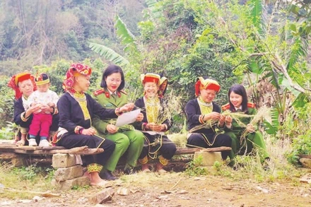 Nữ chiến sĩ Công an tỉnh Lạng Sơn chia sẻ niềm vui cùng bà con đồng bào Dao.