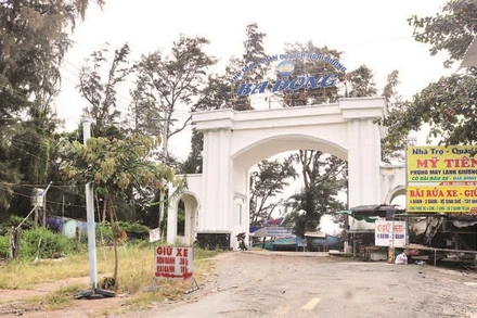 Khu vực Cổng chào khu du lịch biển Ba Động, phường Trường Long Hòa.