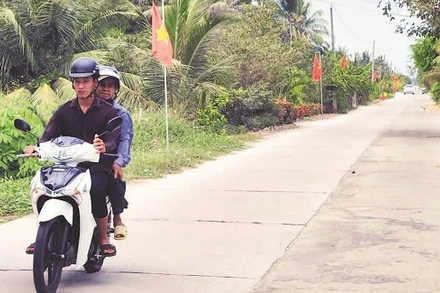 Đại đức Danh Dung cùng chính quyền địa phương vận động dân đồng thuận nâng cấp mở rộng tuyến lộ nối ấp Hiệp Hòa và Đồng Tranh, xã Vĩnh Bình.