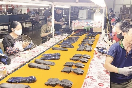 Cơ sở giày Hoàng Hà ở Quán Trắm, xã Gia Phúc tạo việc làm cho khoảng 150 lao động.