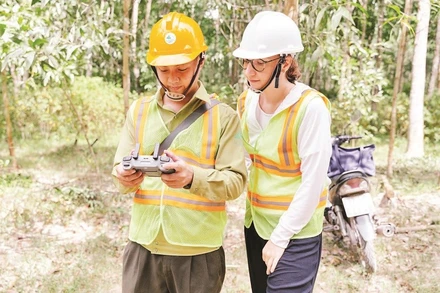 Bà Carina van Weelden (bên phải) khảo sát rừng lâm sinh tại tỉnh Gia Lai.