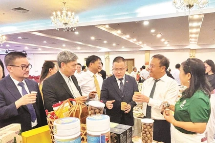 Lãnh đạo tỉnh Quảng Trị giới thiệu các sản phẩm OCOP với các doanh nghiệp quốc tế.