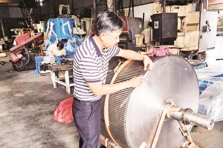 Kỹ sư Công ty TNHH Cơ khí 96 (xã Đông Thạnh) kiểm tra chất lượng một sản phẩm chi tiết máy. (Ảnh CTV)