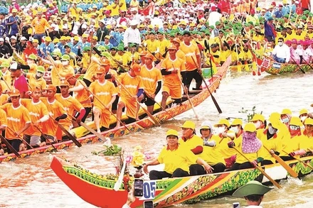 Lễ hội đua ghe ngo tại Cần Thơ.