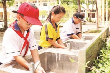 Học sinh Trường tiểu học Lý Nhơn, xã An Lợi Đông sử dụng nước máy của thành phố, bảo đảm nguồn nước sinh hoạt ổn định và an toàn.
