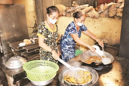 Bếp ăn tình thương Vĩnh Trạch 15 năm qua hỗ trợ bữa ăn trưa cho nhiều học sinh nghèo.