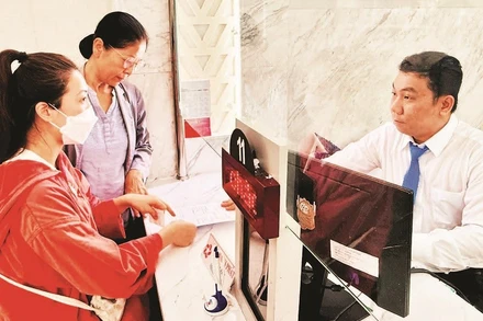 Cán bộ Trung tâm phục vụ hành chính công phường Sài Gòn hỗ trợ và tư vấn cho người dân về thủ tục trích lục giấy đăng ký kết hôn cũng như một số thủ tục hành chính khác.