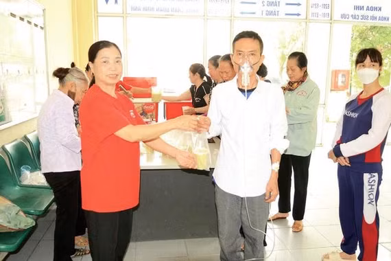 Câu lạc bộ Thiện nguyện làng Thư Trai trao những suất cháo miễn phí cho bệnh nhân tại Bệnh viện đa khoa Phúc Thọ.