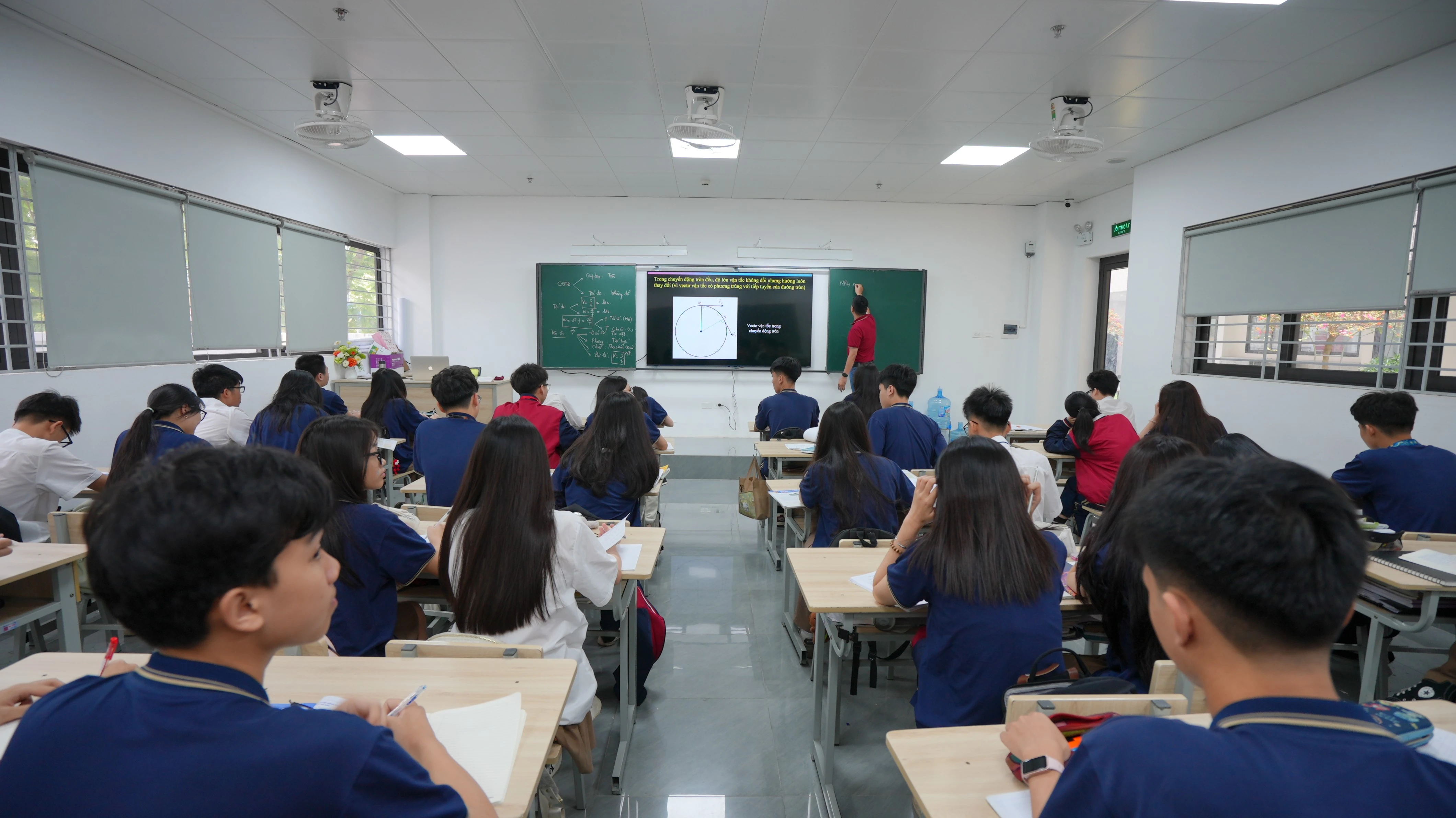 Hà Nội: Tuyển sinh lớp 10 năm 2026-2027 dựa vào xét học bạ và điểm thi