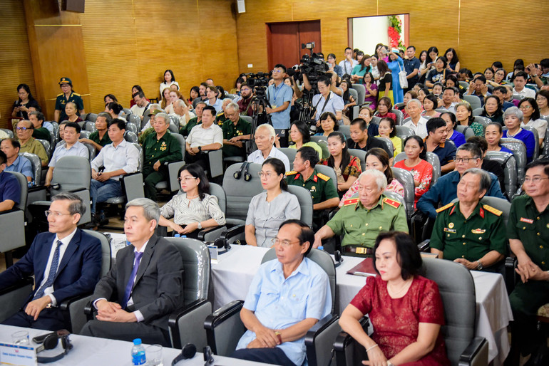 Nhiều thân nhân liệt sĩ, cựu chiến binh tham dự sự kiện. (Ảnh: GIA KHÁNH) than-nhan-liet-si.jpg