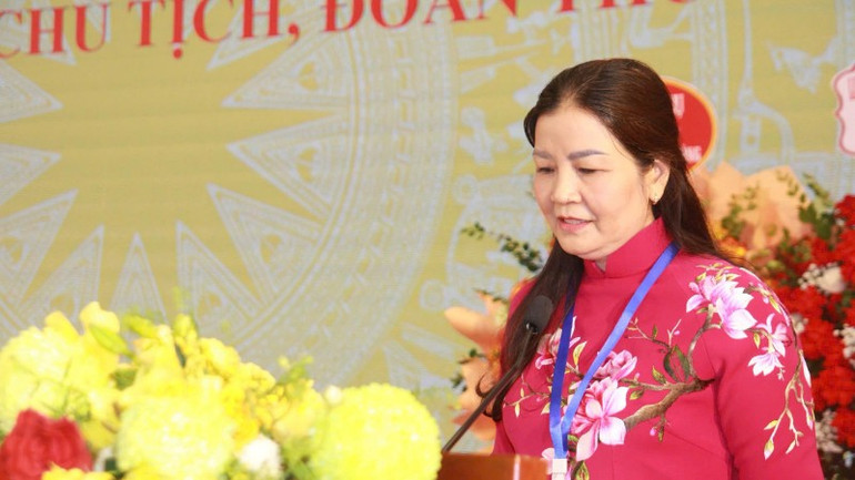 Đồng chí Trần Thị Phương Lan báo cáo kết quả công tác nhiệm kỳ III và phương hướng hoạt động nhiệm kỳ IV của Hiệp hội. lan-4917.jpg