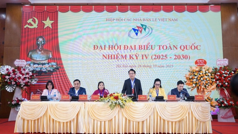 Chủ tịch Hiệp hội Các nhà bán lẻ Việt Nam nhiệm kỳ III Nguyễn Anh Đức (đứng) điều hành Đại hội. ban-chu-tich-1831.jpg