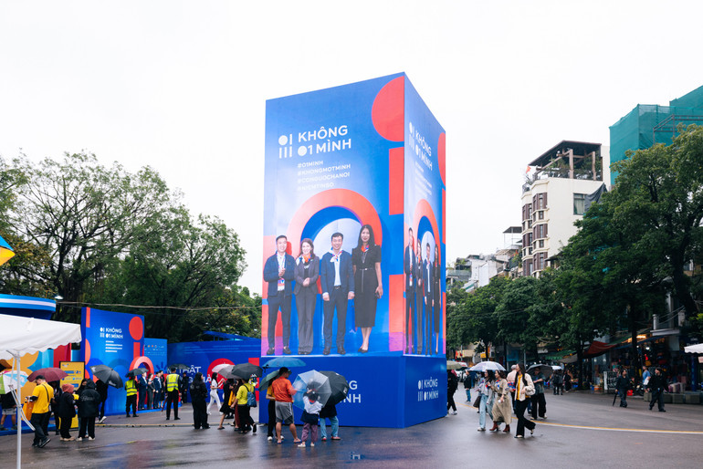 Rất đông du khách tham quan, trải nghiệm công nghệ tương tác tại Ngày hội An toàn trực tuyến. b2000496.jpg