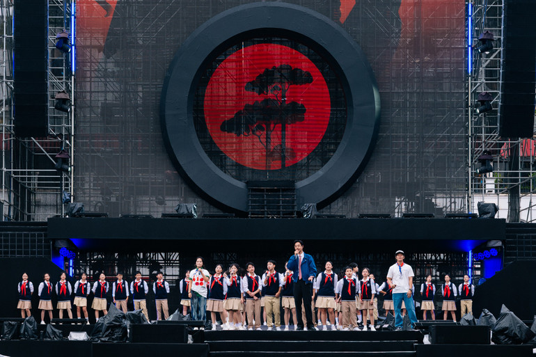 Tiết mục biểu diễn sôi động của Rapper Đen và các học sinh Trường THCS Nguyễn Du, Hà Nội. b2000424.jpg