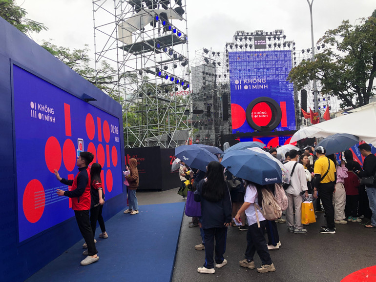 Nhiều học sinh, sinh viên tham gia trải nghiệm các trò chơi công nghệ tương tác tại Ngày hội An toàn trực tuyến.