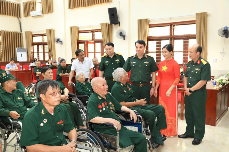 Đoàn công tác Tổng cục Hậu cần-Kỹ thuật thăm Trung tâm điều dưỡng thương bệnh binh Duy Tiên. tb-6.jpg
