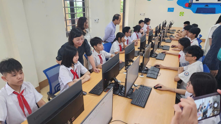ครูและนักเรียนโรงเรียนมัธยมศึกษา Quang Vinh รู้สึกตื่นเต้นที่จะได้ฝึกฝนในห้องเรียนใหม่ 23ea8c5886180d465409.jpg