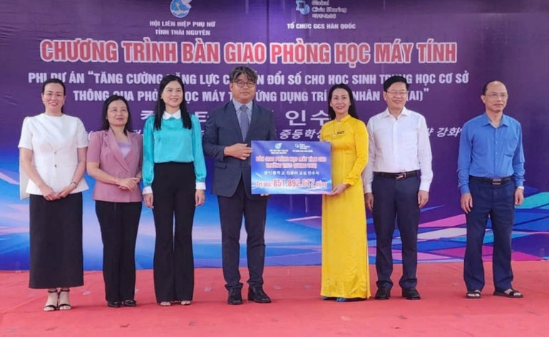 ตัวแทนจาก GCS Korea ส่งมอบห้องคอมพิวเตอร์ให้กับตัวแทนจากโรงเรียน 1.jpg