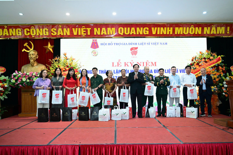 Ban tổ chức tặng quà cho đại diện các gia đình thân nhân liệt sĩ trao-qua-tnls.jpg