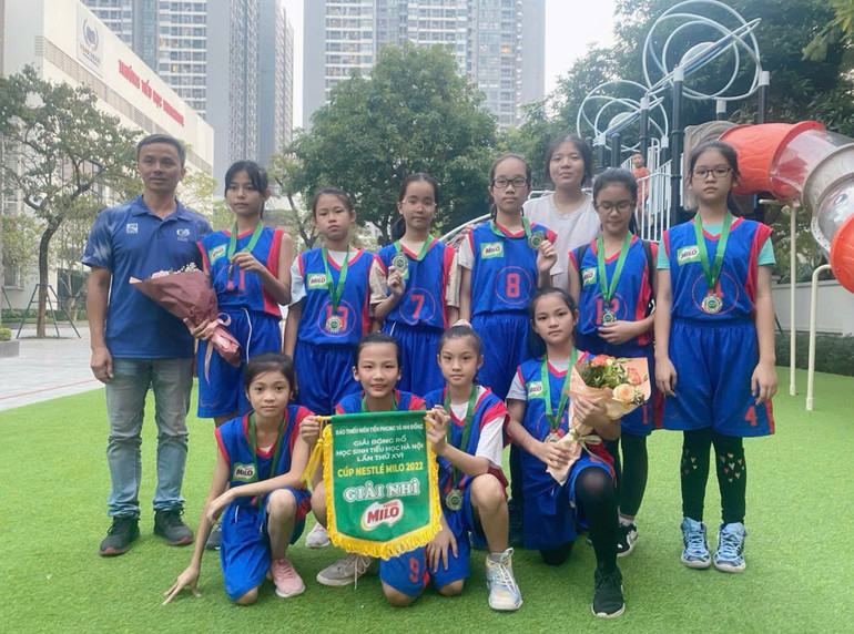 Hơn cả thành tích, tinh thần đồng đội và những bài học có được từ thể thao sẽ giúp Trà My (cầm cờ) cùng các bạn nhỏ thành công trong cuộc sống. Ảnh: NVCC ns-2.jpg