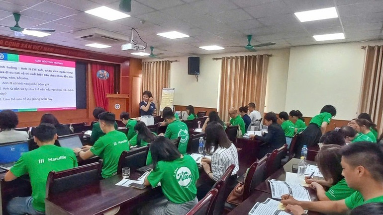 Manulife-Berater nehmen an einem Schulungskurs an der Medizinischen Universität Hanoi teil. (Foto: HIEN HA) hinh-01-5238.jpg
