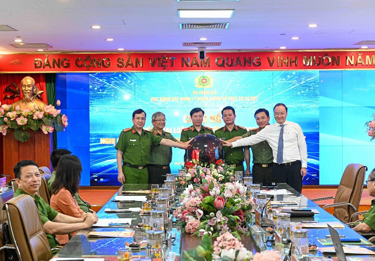 Vietcombank tiên phong ứng dụng dịch vụ xác thực điện tử của Bộ Công an, giúp khách hàng cập nhật thông tin sinh trắc học qua kết nối VNeID. vcb2.jpg