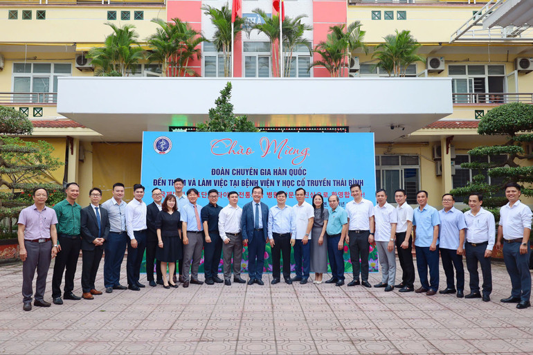 Các đại biểu chụp ảnh lưu niệm. bv1.jpg