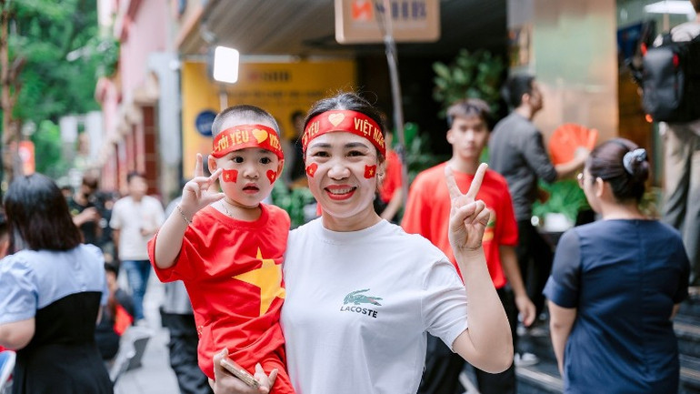 Một người mẹ bế theo con nhỏ tranh thủ dừng chân check-in lưu giữ lại khoảnh khắc trong ngày lễ đặc biệt này. anh-5-1-5942.jpg