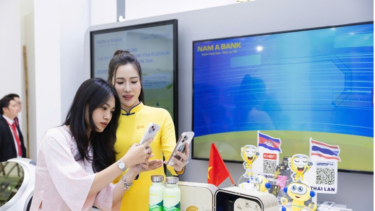 Khách tham quan gian hàng Nam A Bank tại triển lãm. img-0354-3612.jpg