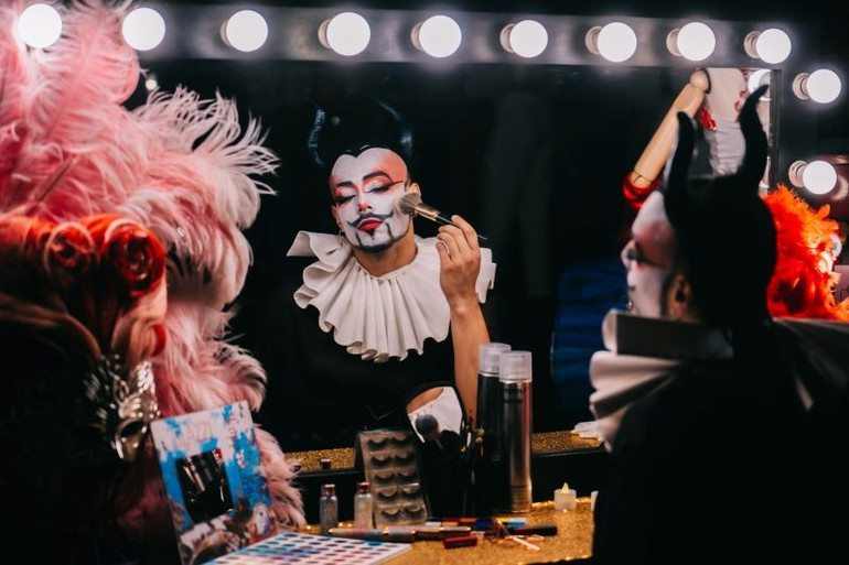 Trong “AfterGlow”, “chú hề Hoàng gia Lovelark”- nhân vật trung tâm của show, đóng vai trò như sợi chỉ đỏ kết nối toàn bộ vở diễn. copy-of-show-after-glow-sun-world-ba-na-hills-2.jpg