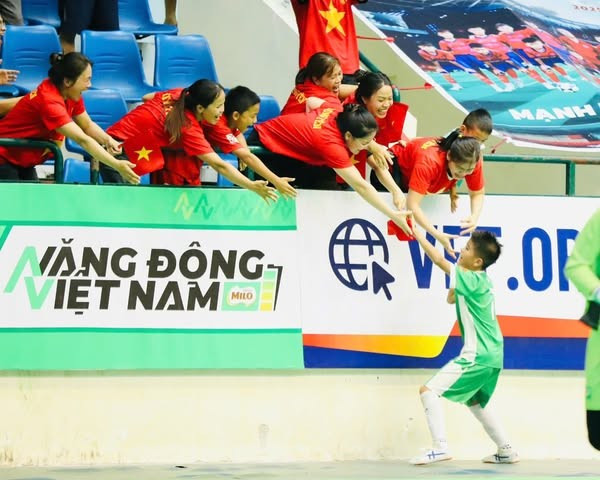Cha mẹ chính là điểm tựa vững chắc, tạo điều kiện để con lớn khôn cùng thể thao. (Ảnh: NVCC) milo-4.jpg