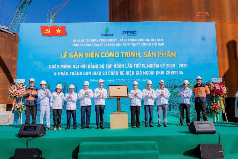 Lễ gắn biển công trình, sản phẩm chào mừng Đại hội đại biểu Đảng bộ Petrovietnam lần thứ IV, nhiệm kỳ 2025-2030. petro-1.jpg