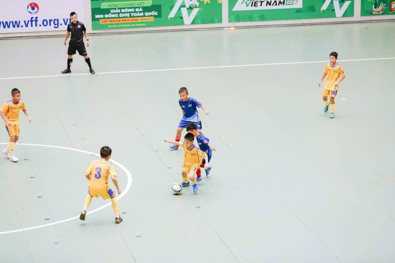 Từ thể thao học đường, Lương Hải (dẫn bóng) và nhiều em nhỏ khác đã dần trưởng thành hơn. Ảnh: NVCC ns3.jpg