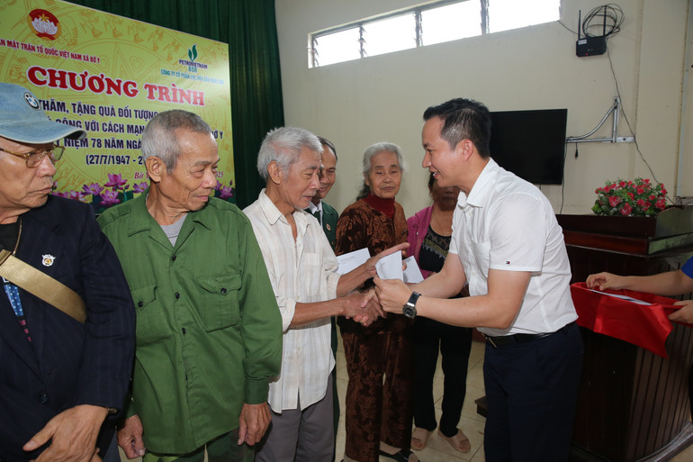 Phó Tổng Giám đốc BSR Phạm Minh Nghĩa trao quà cho cựu chiến binh Nguyễn Văn Tạo, xã Bờ Y. tam-long-3.jpg
