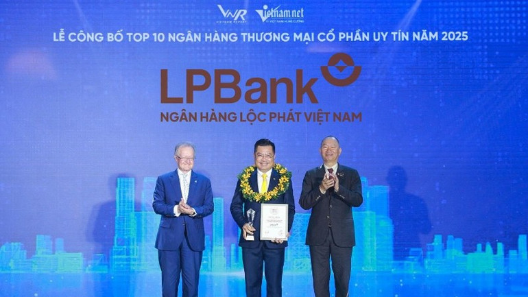 Ông Bùi Thái Hà nhận cúp và chứng nhận VIX50 từ Ban Tổ chức. lpb1-9461.jpg