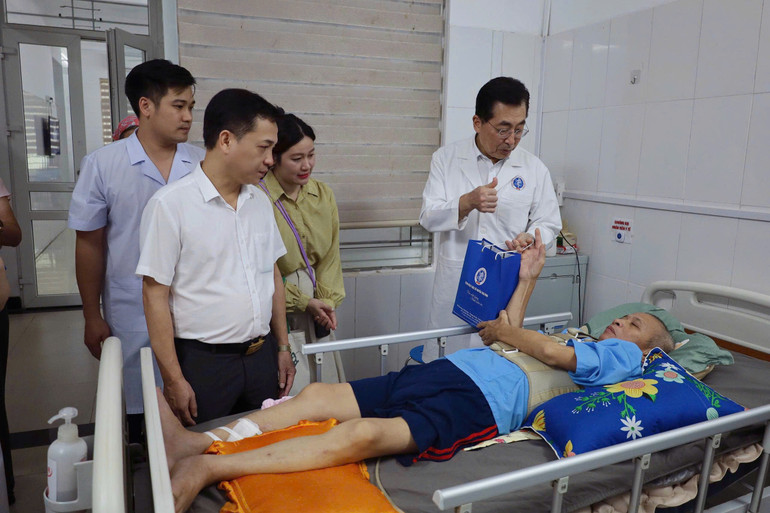 Trao quà cho bệnh nhân đang điều trị tại bệnh viện. bv2.jpg