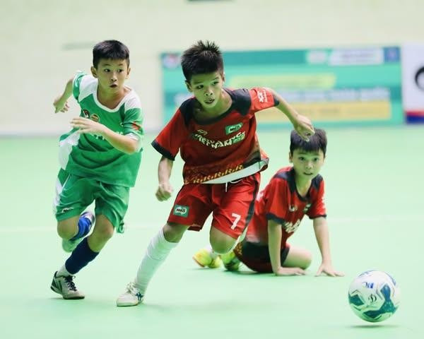 Trương Quốc Việt (áo đỏ) từng tham gia nhiều mùa giải bóng đá cúp Nestlé MILO. (Ảnh: NVCC) milo-2.jpg
