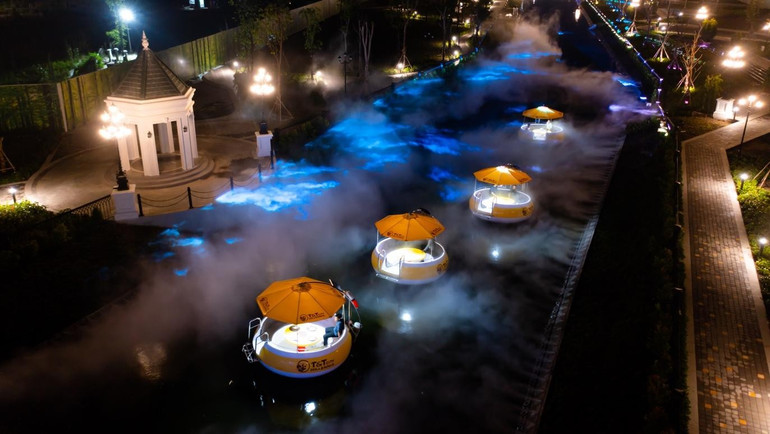 Dòng sông Ánh sáng tại Thành phố Thiên niên kỷ T&T City Millennia vừa được chính thức công nhận là Tuyến đường thủy trong khuôn viên Khu đô thị tích hợp hệ thống phun sương và công nghệ trình chiếu âm thanh, ánh sáng dài nhất. shb2.jpg