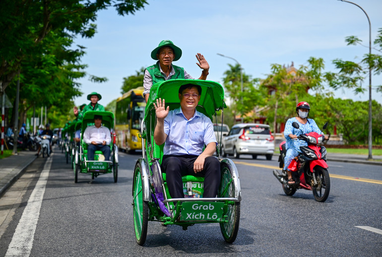 Ông Nguyễn Thanh Bình trải nghiệm dịch vụ Grab Xích lô. ong-nguyen-thanh-binh-trai-nghiem-dich-vu-grab-xich-lo.jpg