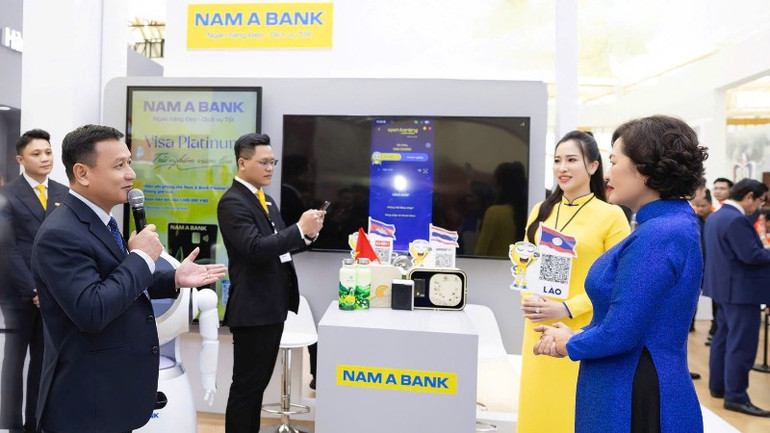 Bà Nguyễn Thị Hồng - Thống đốc Ngân hàng Nhà nước (bìa phải) tham quan khu trải nghiệm Nam A Bank. hinh-thong-doc-2-4608.jpg