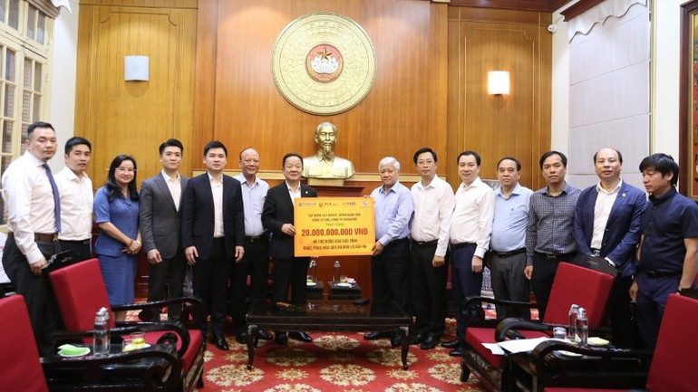 Ông Đỗ Quang Hiển, nhà sáng lập, Chủ tịch điều hành Tập đoàn T&T, Chủ tịch Hội đồng quản trị Ngân hàng SHB trao ủng hộ 20 tỷ đồng cho Ủy ban Trung ương Mặt trận Tổ quốc Việt Nam nhằm hỗ trợ các địa phương khắc phục thiệt hại sau bão số 3 năm 2024. 1j3lddmr5-6u5td4-4428.jpg