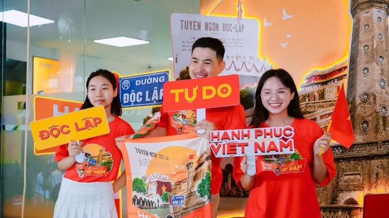 Đặng Thu Hà cùng nhóm bạn khoác lên sắc đỏ, hào hứng tạo dáng trước ống kính. anh-4-3-3794.jpg