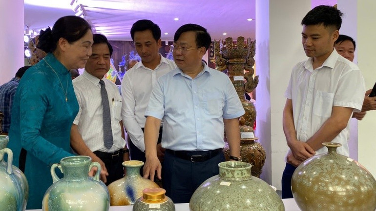 Lãnh đạo Sở Công thương Hà Nội tìm hiểu về tình hình sản xuất các sản phẩm làng nghề thủ công truyền thống. 7.jpg