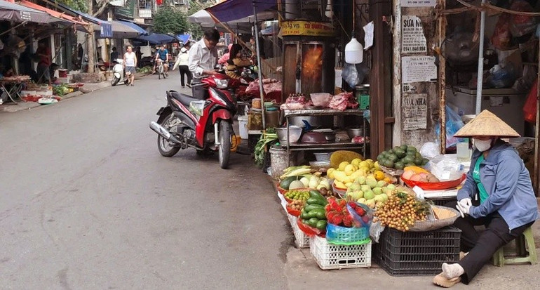 Chợ "cóc" tại khu tập thể Nam Đồng (phường Đống Đa). (Ảnh: HOÀI NAM) cho-coc.jpg