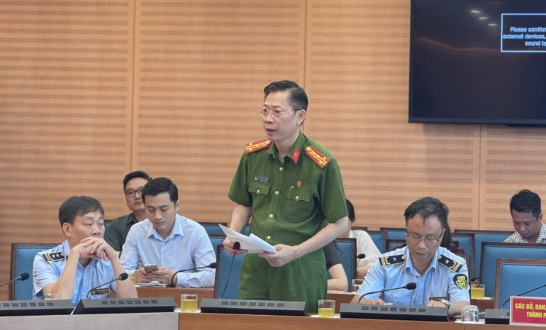 Đại tá Thành Kiên Trung (người đứng) phân tích các thủ đoạn mà các đối tượng sản xuất hàng nhái, hàng giả thực hiện để lừa dối người tiêu dùng nhằm trục lợi. 4.jpg