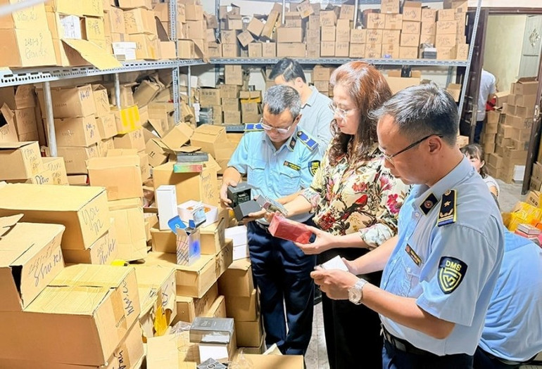 Chi cục Quản lý thị trường thành phố Hà Nội kiểm tra lô nước hoa có dấu hiệu làm giả các nhãn tại cơ sở kinh doanh trên phố Hàng Giấy (quận Hoàn Kiếm, Hà Nội). 1.jpg