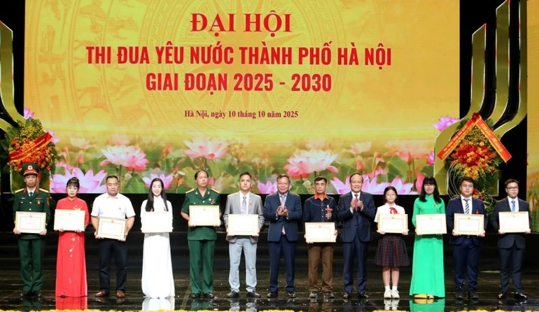 Lãnh đạo thành phố Hà Nội trao danh hiệu “Người tốt, việc tốt” năm 2025 cho các cá nhân. hn-2.jpg