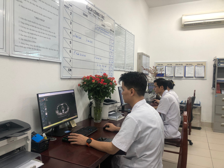 Các bác sĩ dễ dàng truy suất các dữ liệu y khoa trong hồ sơ bệnh án điện tử , giúp việc chẩn đoán và điều trị hiệu quả. img-5413-1.jpg