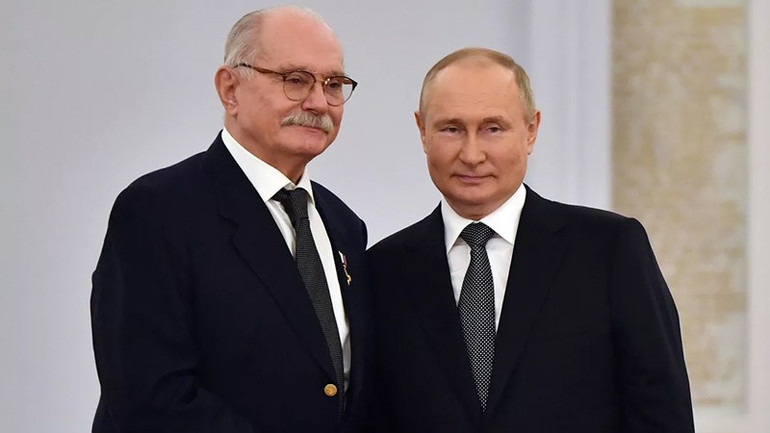 Tổng thống Vladimir Putin và đạo diễn phim Nikita Mikhalkov, Chủ tịch Quỹ Văn hóa Nga, người được trao tặng Huân chương Anh hùng Lao động Nga vào năm 2022. (Ảnh: RIA) 2049420686-0-0-2760-2047-1440x900-80-1-1-526b874b0dbb033a1654569cfaad0742.jpg